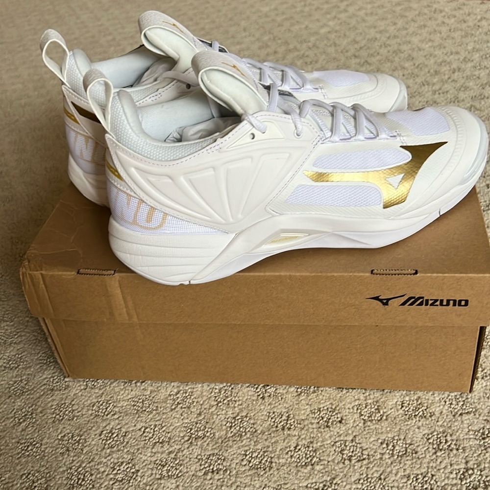 Mizuno Wave Momentum 2 Volleyball Shoes Sneakers Brand New Size 10.5 White Gold